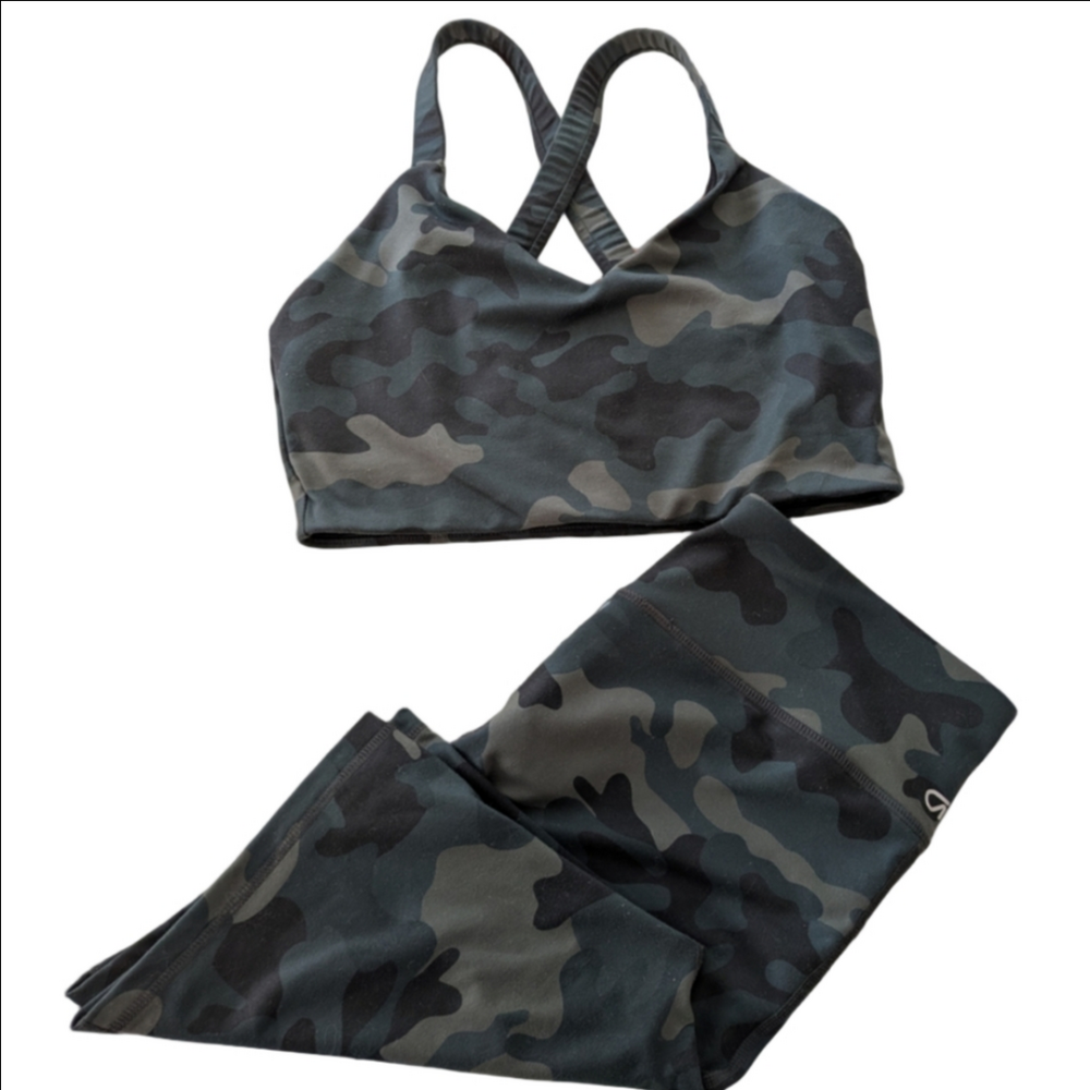 Women's Gap Fit Camouflage Sports Bra and Leggings Set, Size M